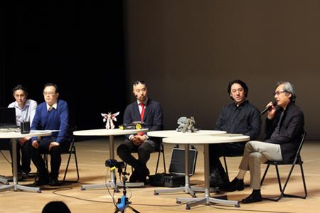 昨年３月１９日に稲城市で行われたメカデザイナーズサミットＶＯＬ．０４。出席した（右から）大河原邦男氏、現代美術家の倉田光吾郎氏、ロボット建造師の石田賢司氏、アニメ研究家の五十嵐浩司氏