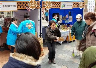 ふるさと納税サイト事業者は、サイト上の返礼品受け付けだけでなく、特産品をPRするイベントを開催するなど地方振興に力を入れている=14日、東京都台東区 ふるさと納税サイト事業者は、サイト上の返礼品受け付けだけでなく、特産品をPRするイベントを開催するなど地方振興に力を入れている=14日、東京都台東区