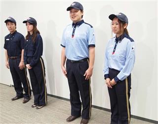 日本郵便が4月から導入する配達社員の制服。全身が濃紺だった制服を約9年半ぶりに刷新する=16日、東京都千代田区 日本郵便が4月から導入する配達社員の制服。全身が濃紺だった制服を約9年半ぶりに刷新する=16日、東京都千代田区