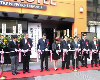 アパグループの元谷外志雄代表（中央）＝東京都荒川区