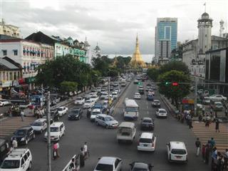 ミャンマーの最大都市ヤンゴン中心部。外国企業の進出ラッシュとともに、渋滞も慢性化している
