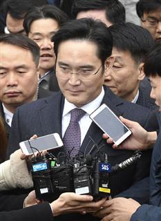 ソウル中央地裁を出る韓国サムスン電子の李在鎔副会長＝１８日（共同）