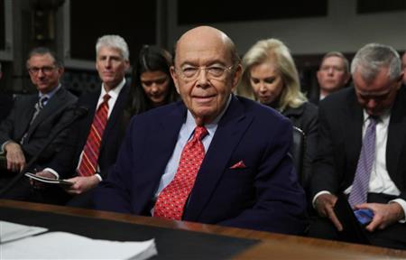 短時間の休憩後に再度、証言席に座る次期商務長官に指名されたウィルバー・ロス氏＝１８日、ワシントンの連邦議事堂（ＡＰ）