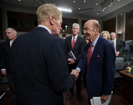 商務長官に指名されたウィルバー・ロス氏（右）と握手する上院商務委員会委員のビル・ネルソン上院議員＝１８日、ワシントンの連邦議事堂（ＡＰ）