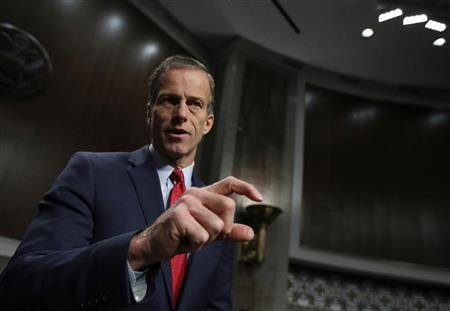 インタビューに答える上院商務委員のジョン・スーン上院議員＝１８日、ワシントンの連邦議事堂（ＡＰ）