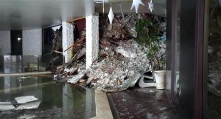 雪崩の被害にあったホテル内部の様子＝１９日、イタリアアブルッツォ州ファリンドラ（ＡＰ）