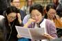 中国国家統計局の記者会見前に配られたＧＤＰ速報値の資料を読む報道関係者＝２０日、北京（共同）