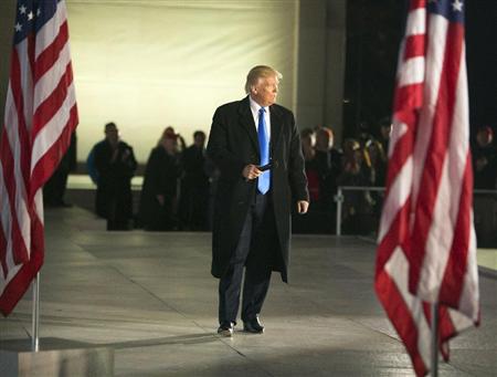 就任式を前に、リンカーン記念堂前で行われた歓迎イベントに出席したトランプ氏＝１９日、ワシントン（ゲッティ＝共同）