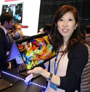 米デルが発売したノートパソコンの新製品＝２０日、東京都港区