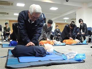 救命講習には約３０人の組合員が参加した