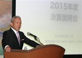 記者会見するベネッセホールディングスの原田泳幸会長兼社長（当時）＝２０１６年５月１１日、東京都中央区