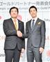 テニスの錦織圭選手（右）と握手するＬＩＸＩＬの藤森義明社長兼ＣＥＯ（当時）＝２０１５年１１月２６日、東京都内