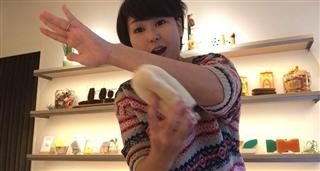 柔らかいサイザル麻でできている身体用たわしを使う佐伯アナ。気持ちいい！