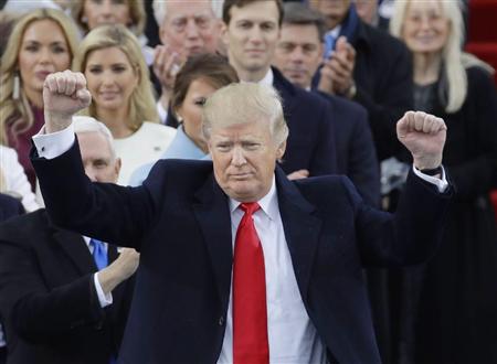 就任演説を終え、ガッツポーズするトランプ米新大統領＝２０日、ワシントン（ＡＰ）