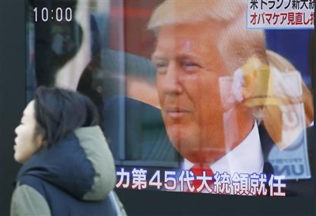 トランプ米大統領就任を報じる東京・有楽町の街頭テレビ＝２１日午前