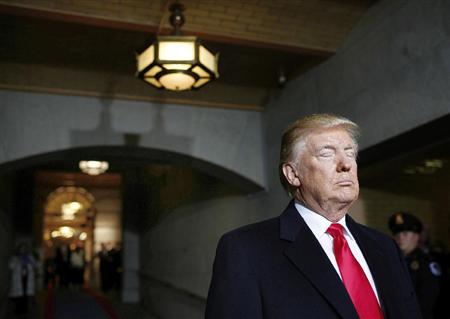 目を閉じて就任式への入場を待つトランプ米大統領＝２０日、ワシントン（ＡＰ＝共同）