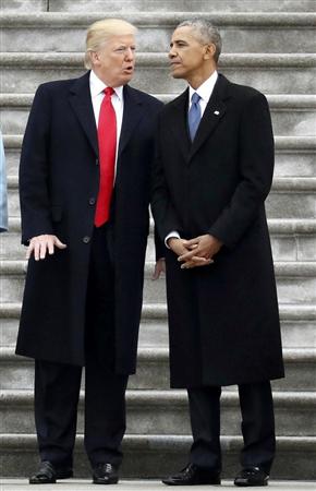 オバマ前米大統領（右）と話すトランプ大統領＝２０日、ワシントン（ＡＰ）