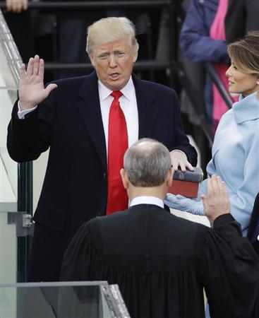 就任式で宣誓するトランプ米新大統領＝２０日、ワシントン（ＡＰ）