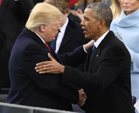 ２０日、米国の新大統領に就任後、オバマ前大統領（右）と言葉を交わすトランプ氏＝ワシントン（ＵＰＩ＝共同）