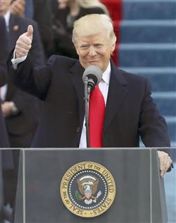 就任式で宣誓を終え、歓声に応えるトランプ米新大統領＝２０日、ワシントン（ロイター）