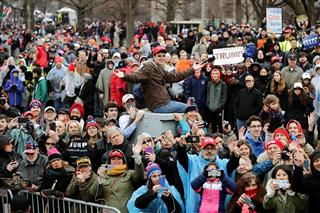 ホワイトハウスに向かうトランプ米大統領のパレードを見物する大勢の人たち＝２０日、ワシントン（ゲッティ＝共同）