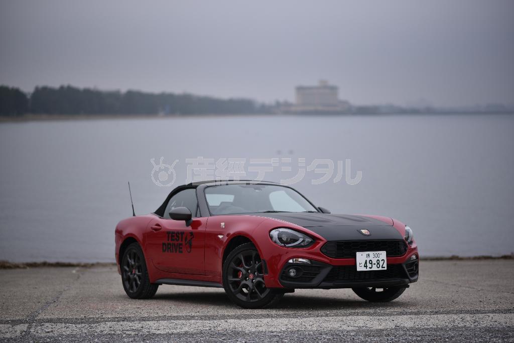 琵琶湖周辺はあいにくの霧模様。湖越しの西岸の山並みを背景に…という目論見はあえなく頓挫。アバルト・１２４スパイダー