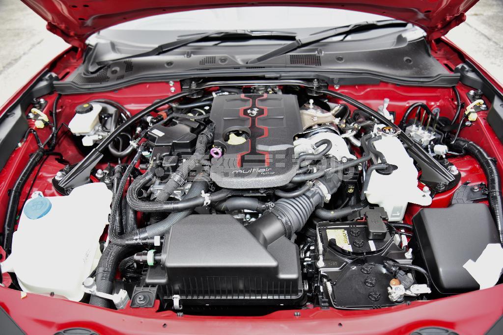 ロードスターとの最大の違いは、このイタリア産エンジン。小排気量ながらターボ付きでホットな出力特性。アバルト・１２４スパイダー