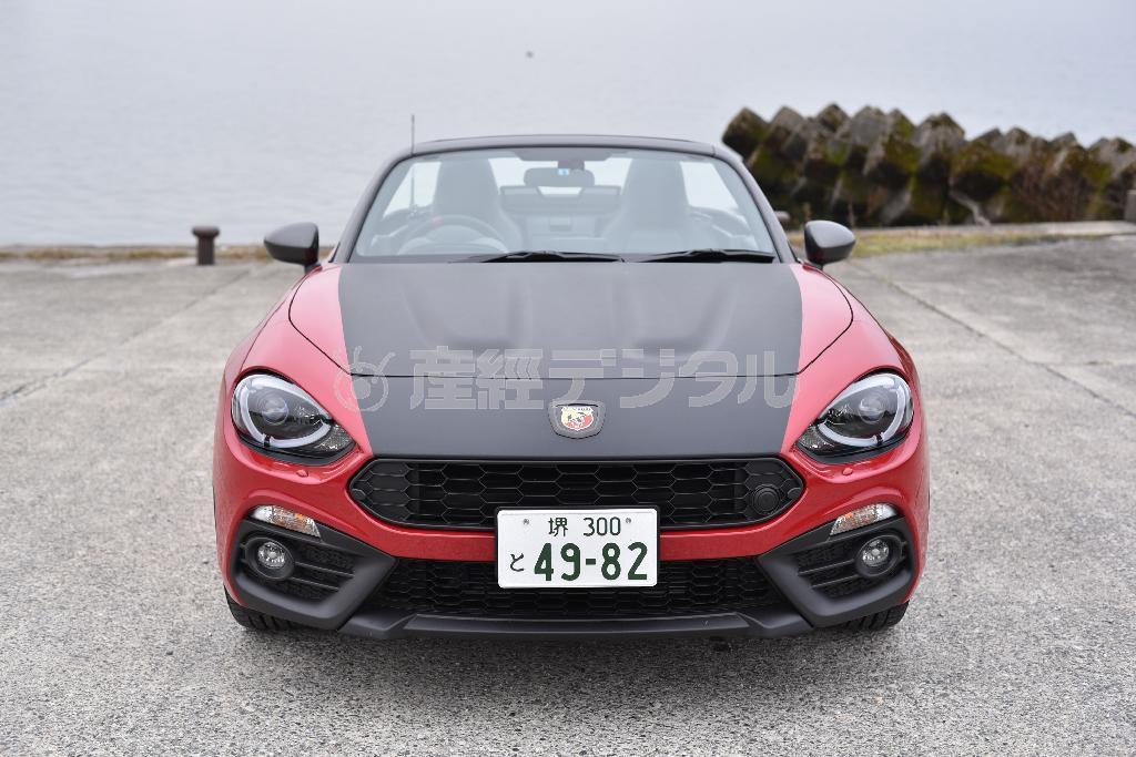 往年のラリー仕様車にならって、ソリッドな赤と日光の反射を抑え防眩効果のあるマットな黒のツートンに塗り分けられた「ヘリテージルック」。アバルト・１２４スパイダー