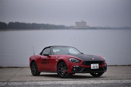 琵琶湖周辺はあいにくの霧模様。湖越しの西岸の山並みを背景に…という目論見はあえなく頓挫。アバルト・１２４スパイダー