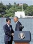 真珠湾のアリゾナ記念館（奥）を訪れ、演説後に握手する安倍晋三首相（左）とオバマ米大統領＝平成２８年１２月２７日、米ハワイ州ホノルル市（代表撮影）