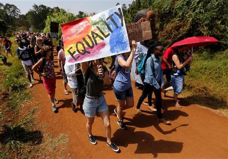 ２１日、ケニヤの首都ナイロビでトランプ大統領への抗議デモに参加する女性たち（ロイター）