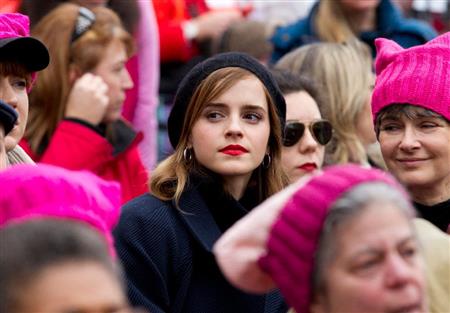 トランプ氏の蔑視発言などに抗議する女性たちと座る女優のエマ・ワトソンさん＝２１日、ワシントン（ＡＰ）