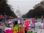 ２１日、米首都ワシントンで開かれた女性の行進で前日に大統領就任パレードが行われたペンシルベニア通りを埋める参加者（加納宏幸撮影）