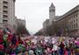 ２１日、米首都ワシントンで開かれた女性の行進で前日に大統領就任パレードが行われたペンシルベニア通りを埋める参加者。右の建物がトランプ大統領が経営に携わったホテル（加納宏幸撮影）