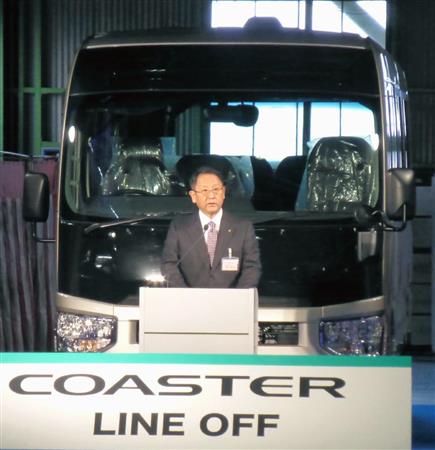 新型「コースター」出荷の記念式典であいさつする、トヨタ自動車の豊田章男社長＝２３日、岐阜県各務原市