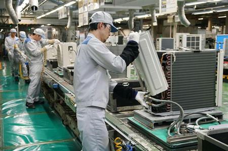 規制強化を受けて、エアコンメーカーなどは「脱・代替フロン」を進めている＝ダイキン工業の滋賀製作所