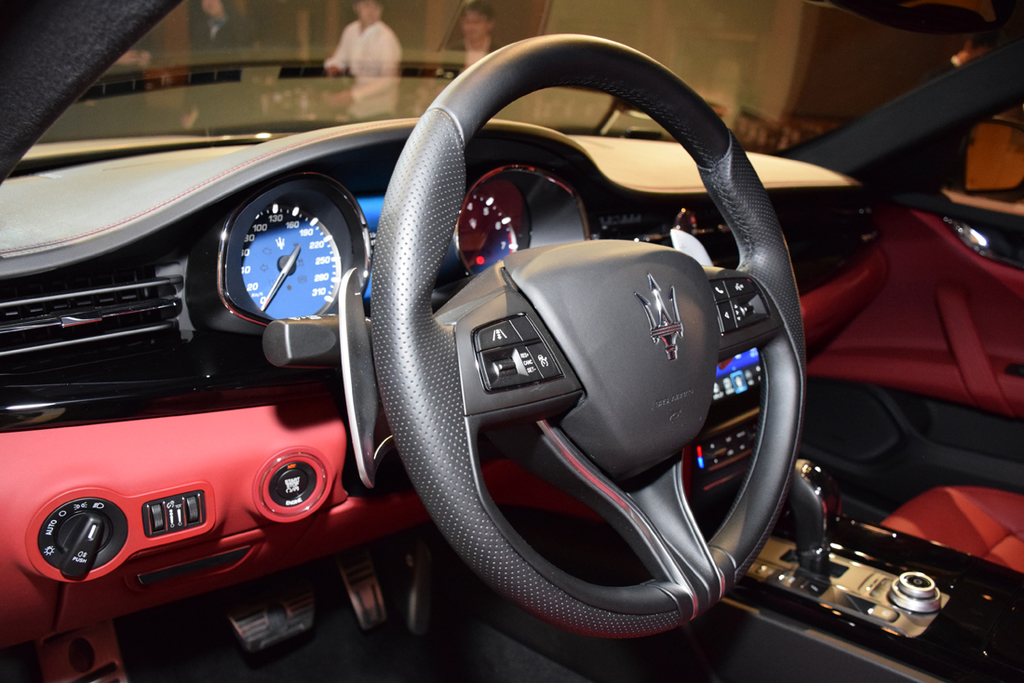 「グランスポーツ」の鮮やかなインテリア。アルミ製のシフトパドルを備えたスポーツステアリングホイール