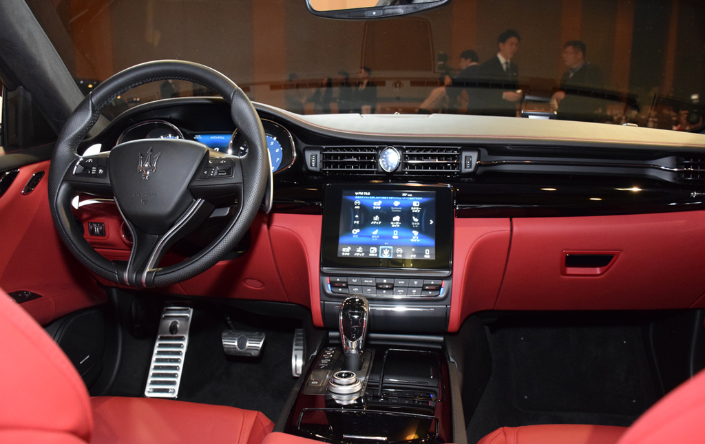 「グランスポーツ」の華やかで美しい内装