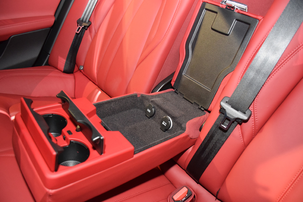 「グランスポーツ」後席のアームレスト。ＵＳＢポートも備える