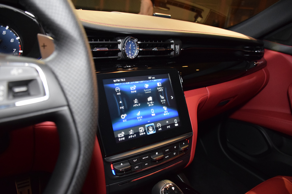 「グランスポーツ」の内装。８．４インチディスプレイと、マセラティの象徴の一つ、青い文字盤の楕円形クロック