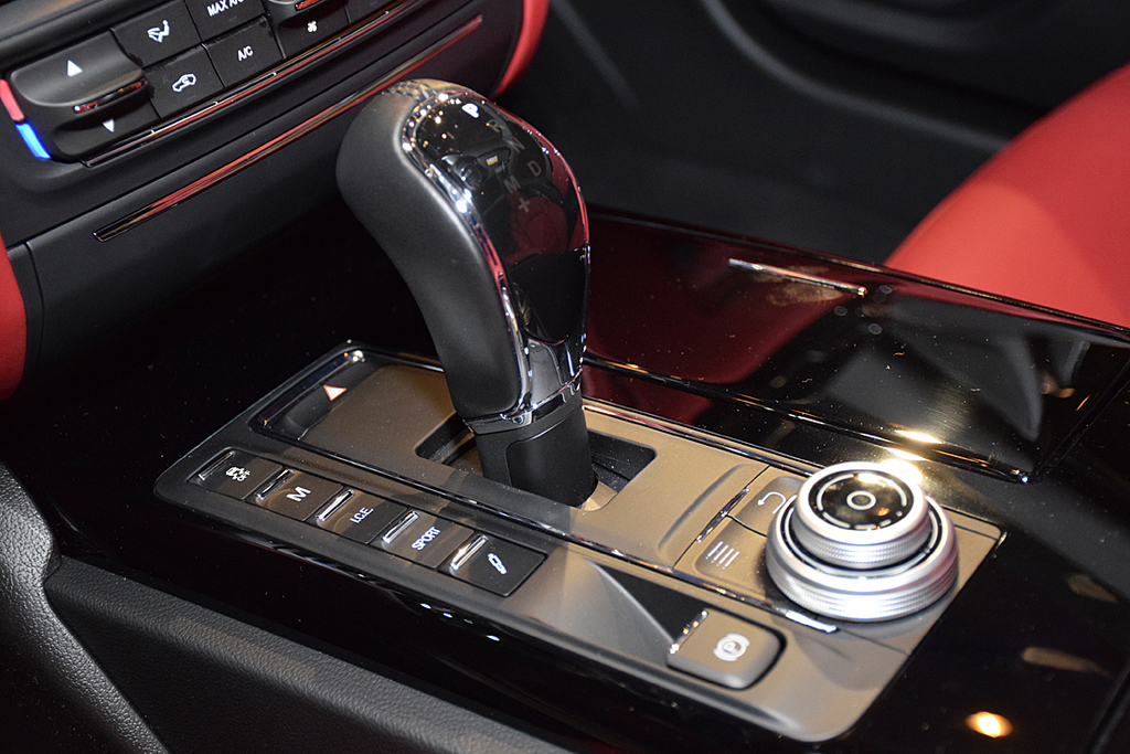 センターコンソールにはインフォテインメントシステムを直感的に操作するためのロータリー・コントロールを設けている