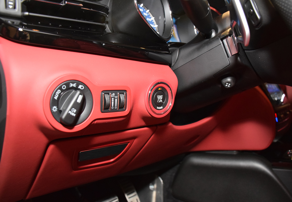 「グランスポーツ」の運転席回り