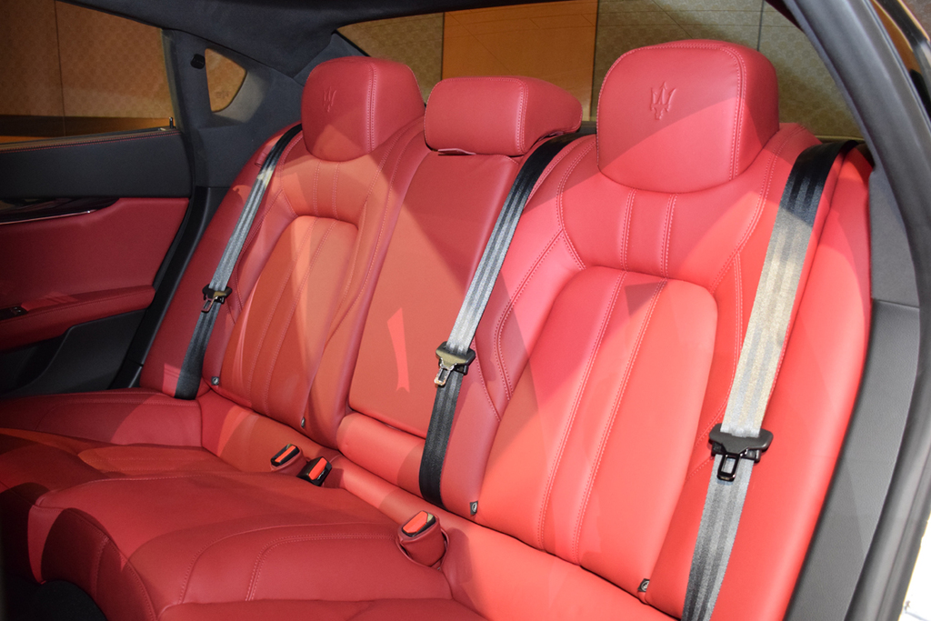 「グランスポーツ」のリヤシート