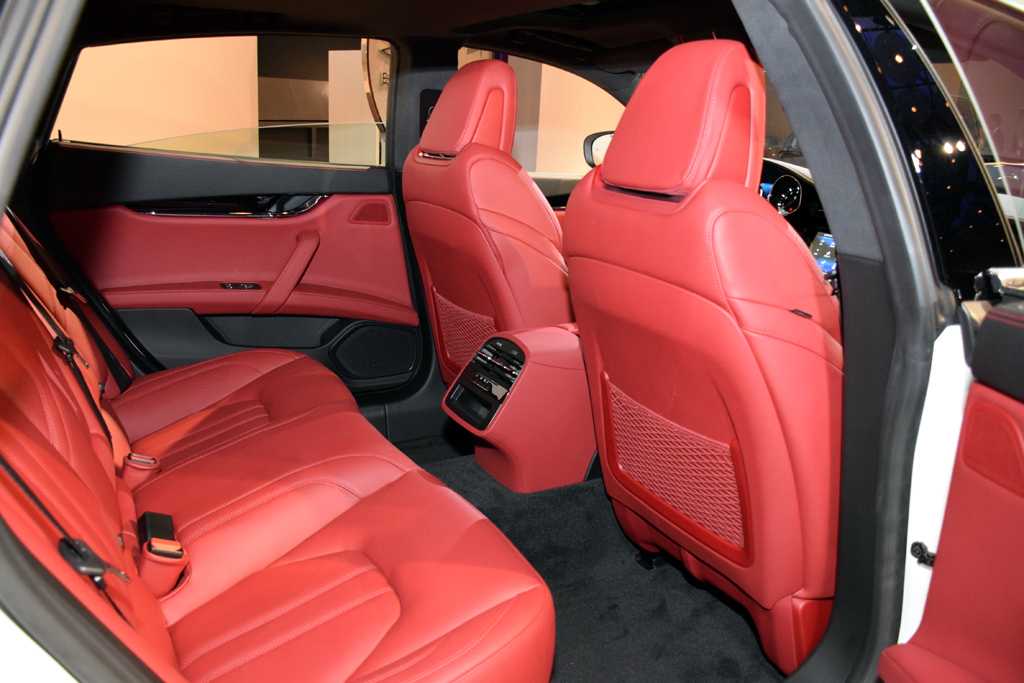 「グランスポーツ」の後席。シートは硬めでホールド性が高い。レッグスペースは広々としている。