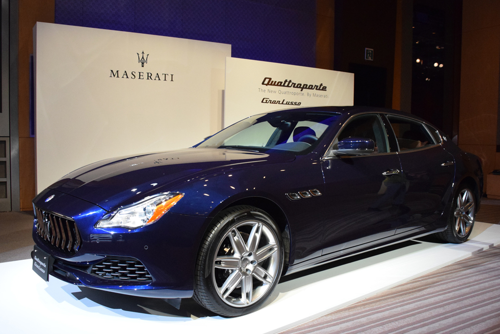 新型クアトロポルテ。こちらは内装のラグジュアリー性を高めた「グランルッソ」
