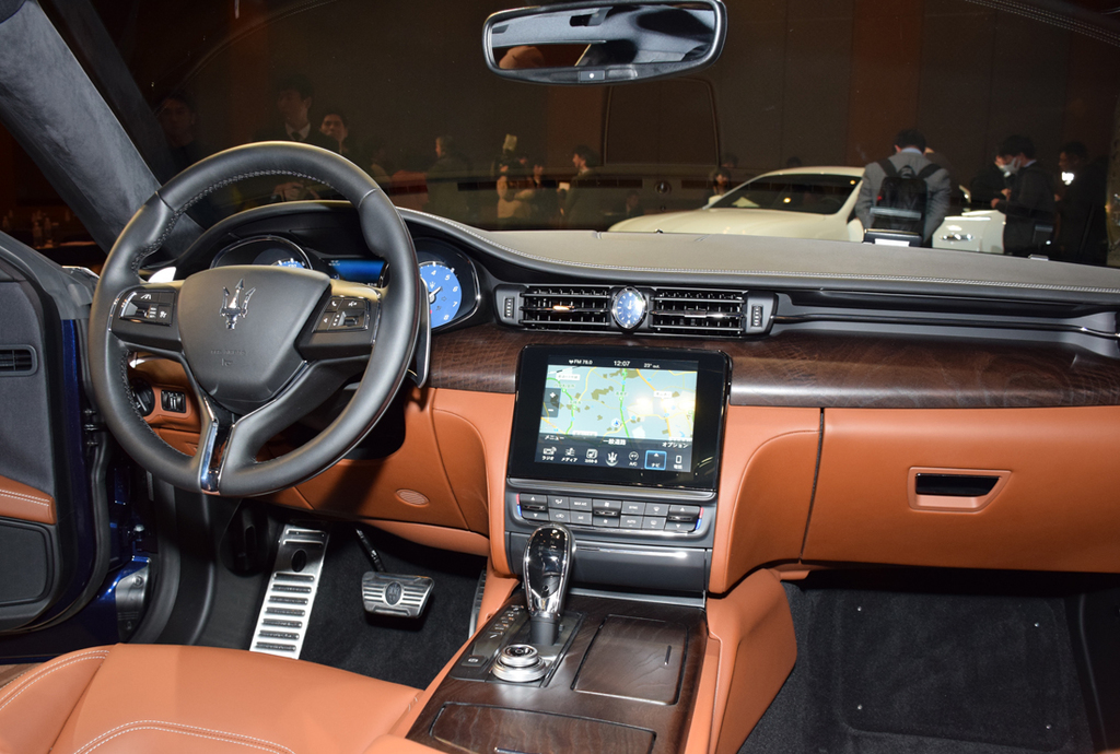 「グランルッソ」のインテリア。ダッシュボードには８．４インチの高解像度ディスプレイを設置している