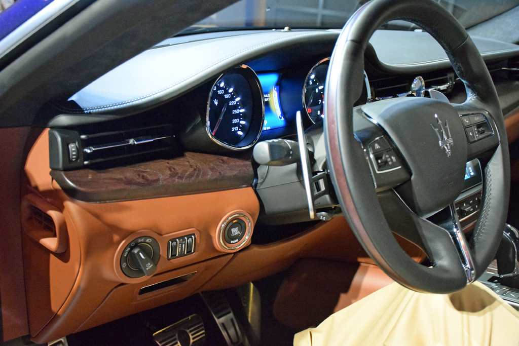 「グランルッソ」の運転席回り