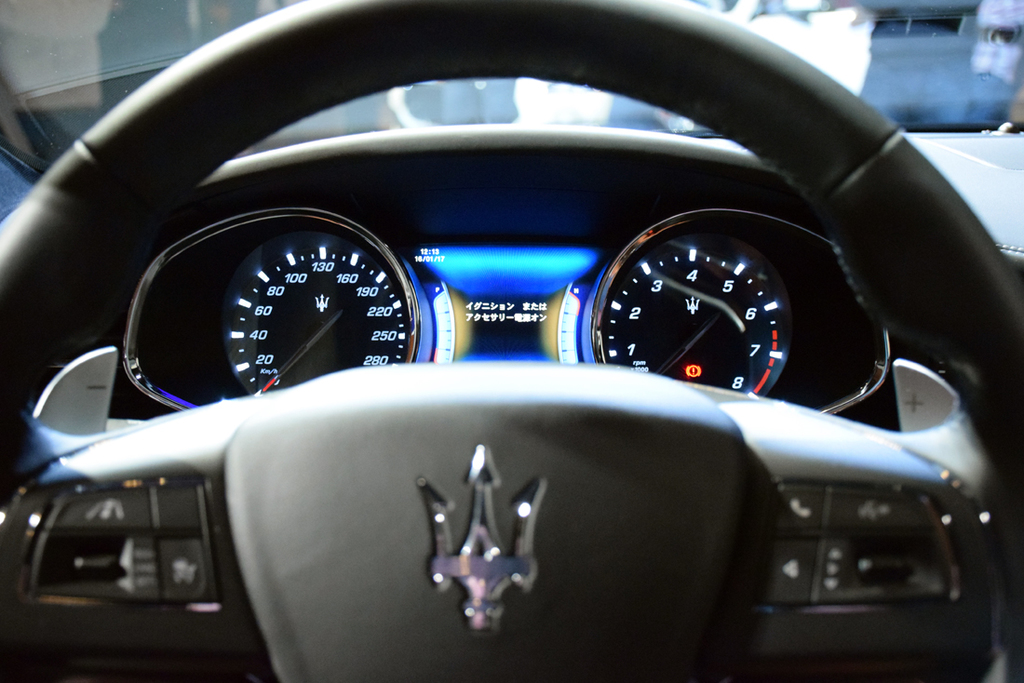 新型クアトロポルテのメーターパネル