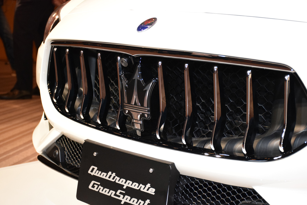 新型クアトロポルテは、コンセプトカーの「アルフィエーリ」にインスパイアされたラジエターグリルを採用している
