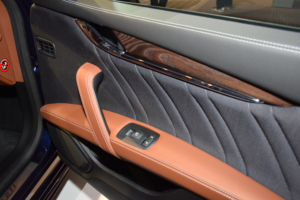 「グランルッソ」のドアトリム。オリジナルのシルク素材を使用している